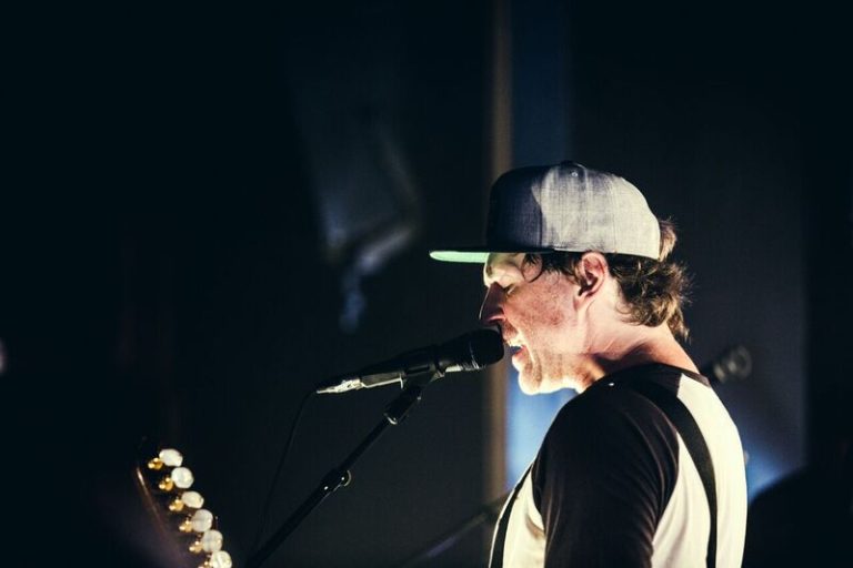 Fred Fortin forge beaucoup de ses chansons dans son chalet du Lac-Saint-Jean.