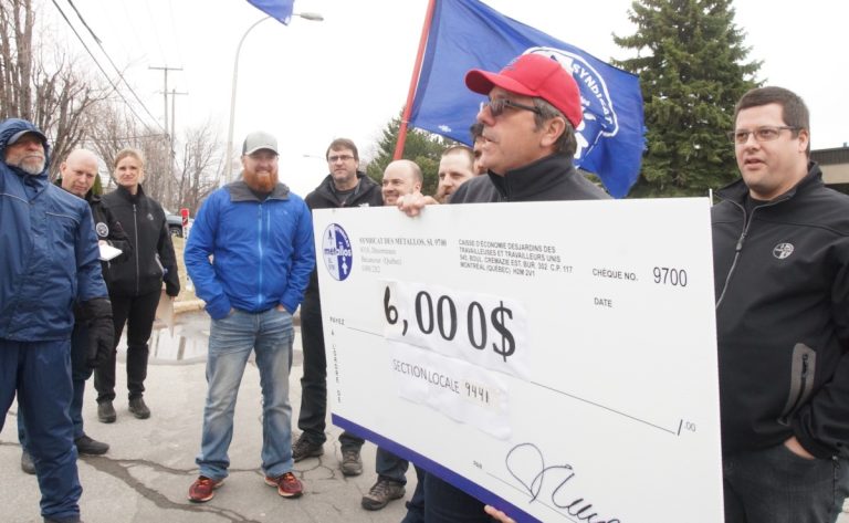 Pierre Charrois, vice-président SL 9700 des Métallos, est venu annoncer la bonne nouvelle aux travailleurs en grève de l'usine lavalloise de Samuel & Fils.
