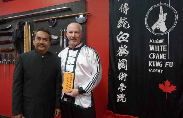 Lorne Bernard, reconnu comme un disciple spécial, pose en compagnie du Grand Maître Lee Joo-Chian.