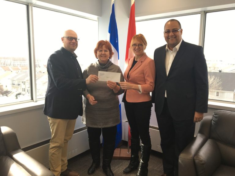 Maxime Savard, de La Parentèle de Laval, Josée Lepage, du BAAF et Claire Le Bel, de l'Entraide Pont-Viau, ont reçu des subventions pour leur organisation respective. Ils posent en compagnie de Saul Polo, député de Laval-des-Rapides.