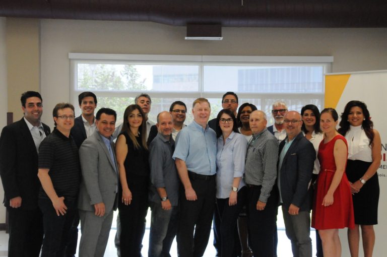 Séances de remue-méninges pour les candidats et membres du ML Le chef du Mouvement lavallois, Marc Demers, entouré de 17 des 20 candidats dûment investis en vue du scrutin du 5 novembre prochain.