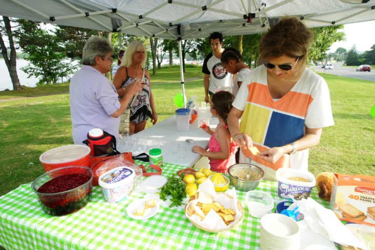 Près de 30 personnes se sont approprié le parc de la berge des Écores Deux ateliers de cuisine permettaient aux gens de découvrir les saveurs sénégalaises et libanaises.