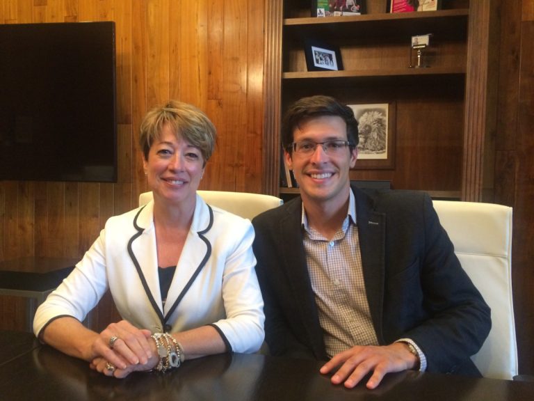 Premier rapport de la Commission de la gouvernance en septembre Maître Lyne Burelle, responsable du secrétariat, et Stéphane Boyer, président de la Commission de la gouvernance.