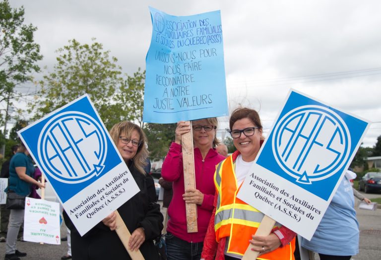 Les manifestants demandent au gouvernement de miser sur le système public de santé et de services sociaux pour développer les services à domicile, plutôt que de se concentrer sur le privé.