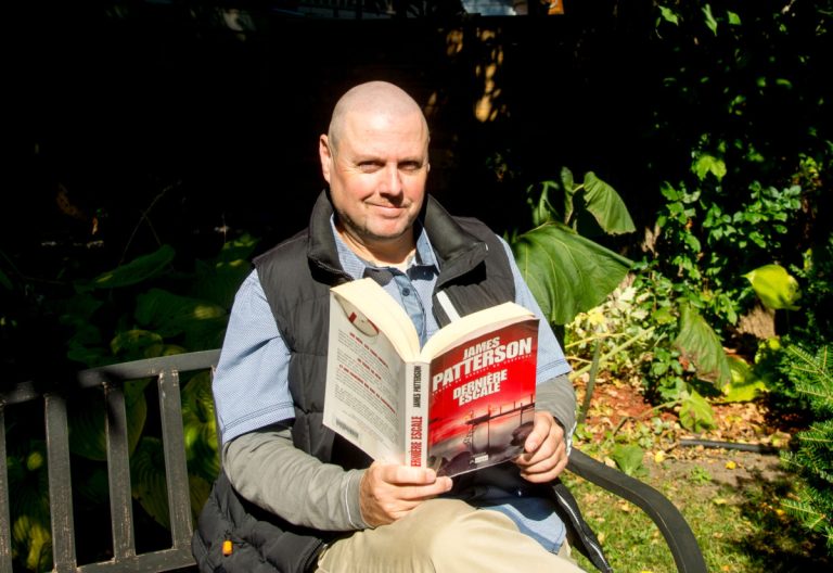 Alain Lecompte aime bien se ressourcer dans sa maison du Vieux-Sainte-Rose, entouré de nature, un bon livre dans les mains.