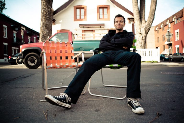 Avec un quatrième album dans sa valise de guitare, Éric Bélanger continue sa démarche d'artiste: être vrai par rapport à soi-même dans sa poésie.