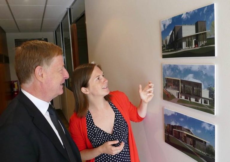 Le maire Demers et la conseillère de Sainte-Rose et membre du comité exécutif, Virginie Dufour, devant les maquettes illustrant le futur pavillon d'accueil du Parc de la Rivière-des-Mille-Îles, actuellement en chantier.