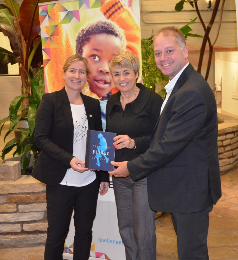 Émilie Greffe, responsable régionale, Sylvie Bernier, ambassadrice, et Éric Lamothe, directeur général de Québec en forme, ont présenté le livre Pour un Québec en forme .