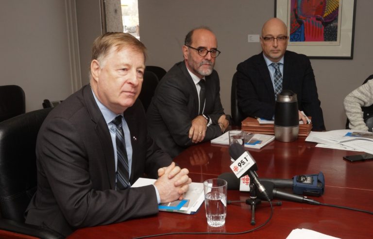 Le maire Marc Demers en présence du directeur général de la Ville, Serge Lamontagne, et du directeur du Service des finances, Sylvain Gouin, lors du dévoilement du budget 2018 et du PTI 2018-2020.