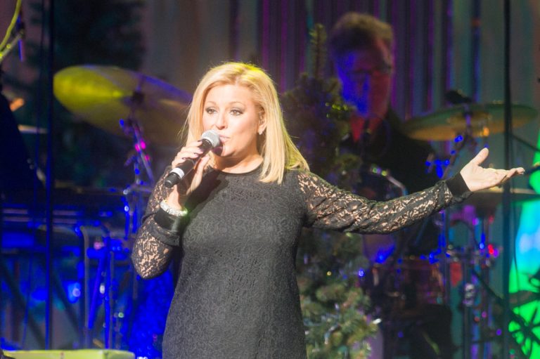 La magie de Noël fait son œuvre à la Place Bell Le temps des fêtes se célèbre évidemment en chanson au Québec et Laval n'a pas fait exception, notamment avec la performance de Guylaine Tanguay.