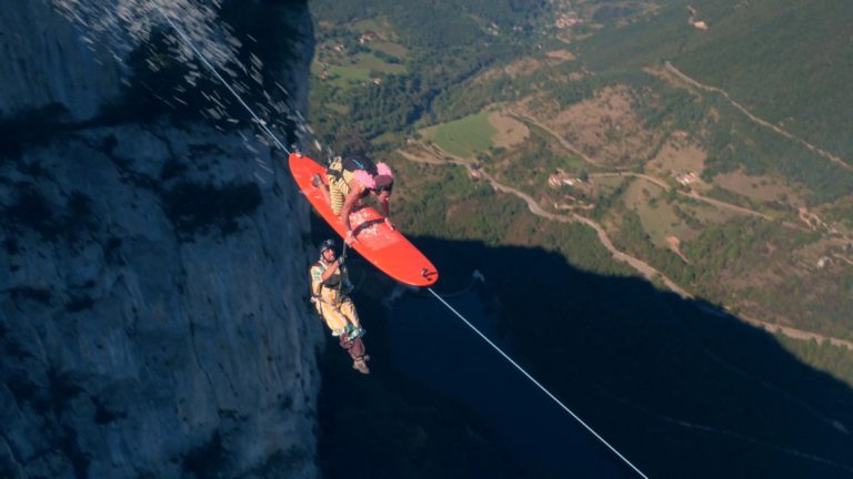 En trois minutes,  les «Flying Frenchies» deviennent les «Surfing Frenchies» sortent des sentiers battus et combinent un fil d’un kilomètre attaché à 600 mètres d’altitude dans le Massif du Vercors à une planche de surf se déplaçant à 75 km/h. Gens qui ont le vertige s'abstenir!