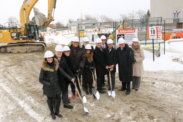 Début des travaux au Centre d’apprentissage en santé et recherche à Montmorency Le directeur général du Collège Montmorency, Hervé Pilon, pose en compagnie de plusieurs partenaires, dont les députés Monique Sauvé, Eva Nassif, Saul Polo, Jean Habel, Jean Rousselle, et le maire Marc Demers.