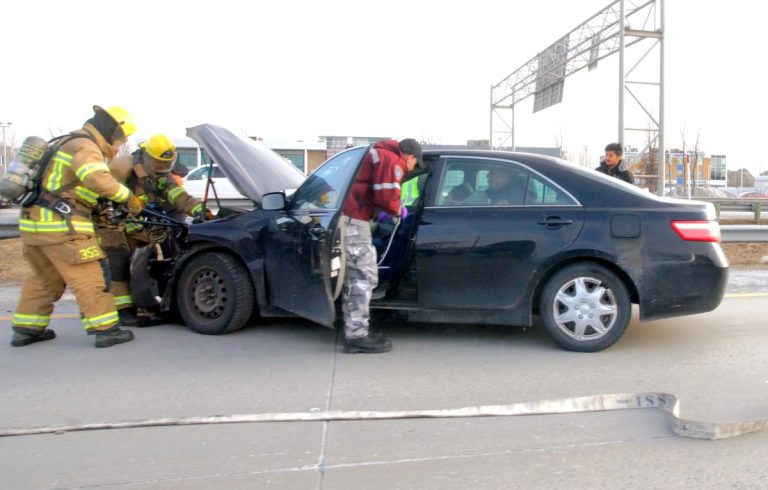 Les pompiers de Laval ont été appelés sur les lieux de l'accident en raison de la fumée qui se dégageait du capot de la voiture après que celle-ci eut percuté le garde-fou autoroutier.