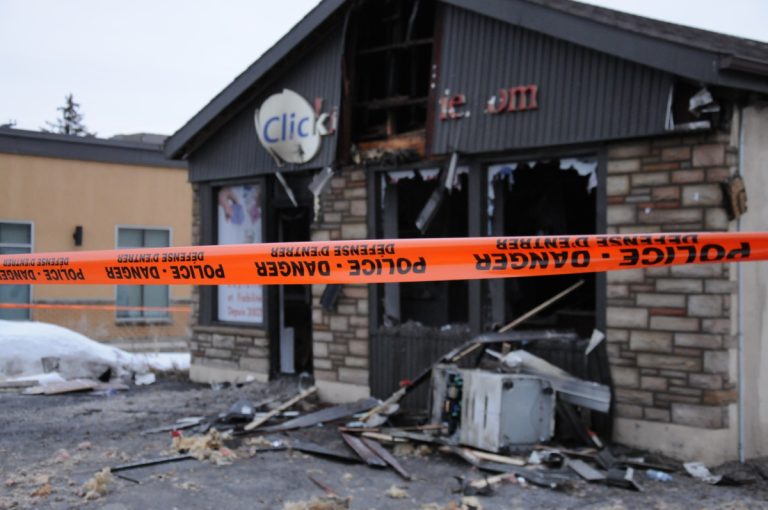 Incendie criminel dans une imprimerie d’Auteuil Les 9 unités requises sur l'intervention ont contrôlé l'incendie dès 23h51, une heure après l'appel au 911.