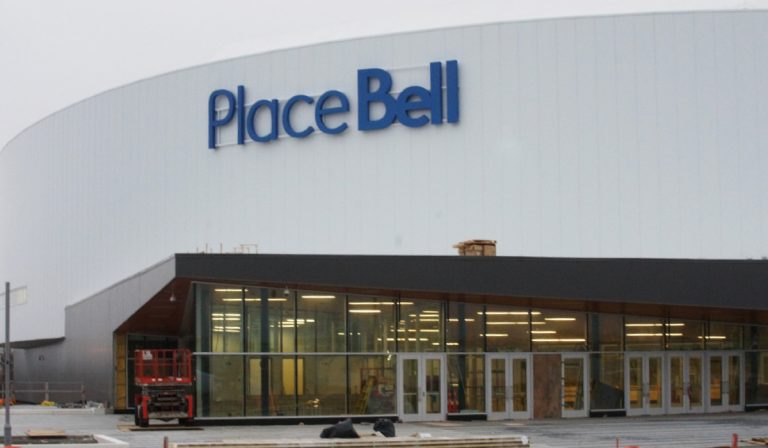 Les registres référendaires recueillent 823 signatures L'achalandage qu'entraîneront les événements à la Place Bell, dont l'ouverture n'est prévue qu'à l'automne, cause déjà de sérieux maux de tête à l'administration Demers.