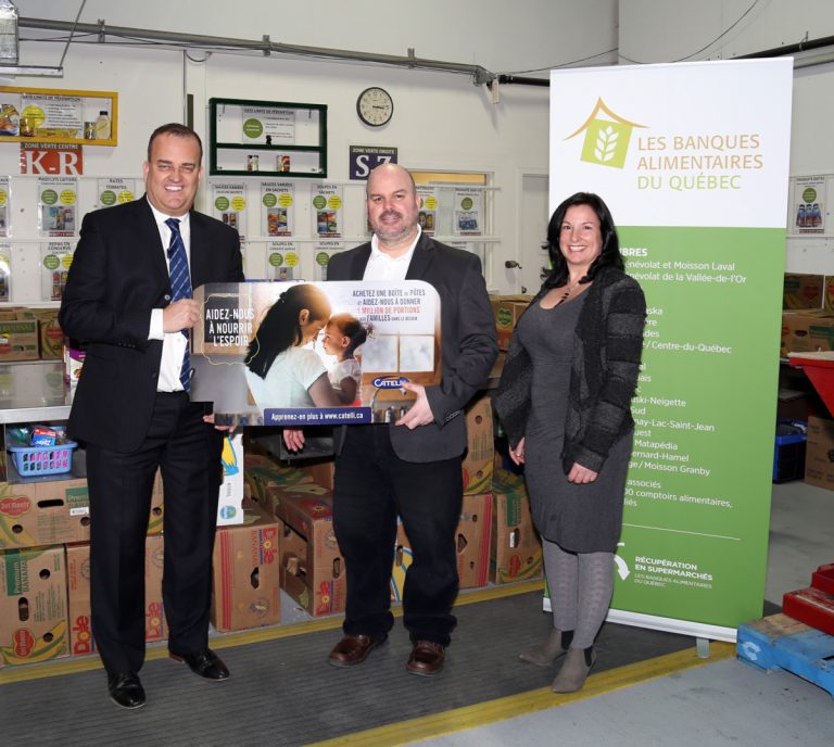 Le Centre de bénévolat et moisson Laval reçoit 25 050 portions de pâtes Jean Gagnon, président du conseil des membres et directeur général du Centre de bénévolat et moisson Laval est entouré par Alain Gagnon, directeur des ventes pour l’est du Canada chez Catelli, et Annie Gauvin, directrice générale du réseau des Banques alimentaires du Québec.
