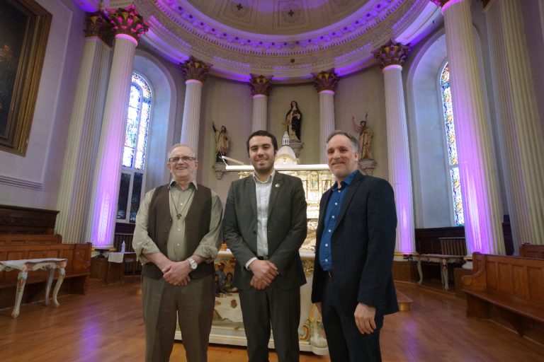 Le curé Michel Bouchard, le député de Sainte-Rose, Jean Habel, et Jocelyn Groulx, du Conseil du patrimoine religieux, posent dans l'église du boulevard Sainte-Rose.