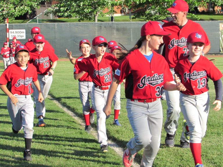 Les jeunes ont sauté sur le terrain avant le début de la rencontre.