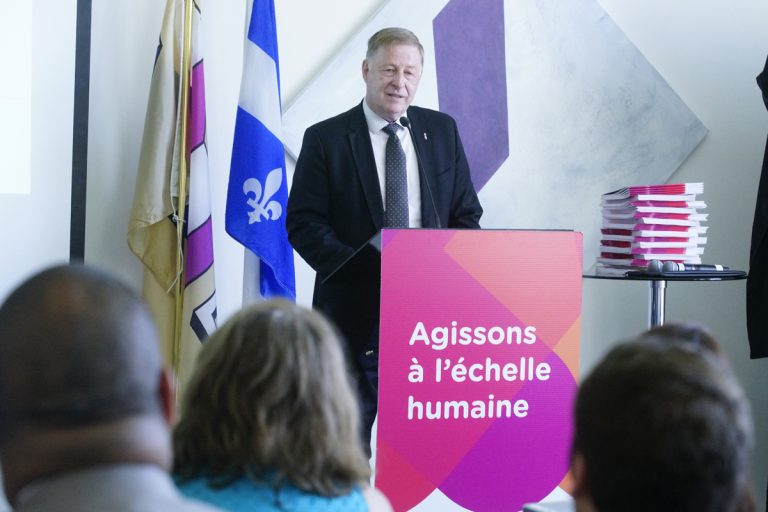 Première politique de développement social pour Laval «Ça témoigne de notre désir de faire autrement pour le bien-être de notre collectivité», a dit le maire Marc Demers.