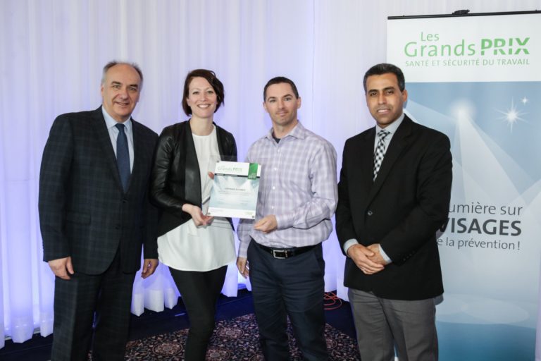 Les représentants de Coffrage Alliance exhibent leur plaque attestant du Grand Prix santé et sécurité Innovation Grandes entreprises, entourés de Claude Sicard et Mohamed Aiyar, respectivement vice-président au partenariat et à l'expertise-conseil à la Commission des normes, de l’équité, de la santé et de la sécurité du travail (CNESST) et directeur régional de Laval.