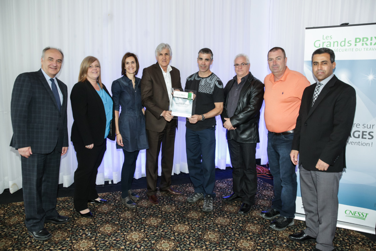 Les représentants de la Ville de Laval et du Syndicat des cols bleus ont été honorés lors du gala régional des Grands Prix santé et sécurité du travail dans la catégorie Innovation - Organisme public.