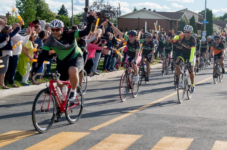Arrivée triomphale des 122 cyclistes à l'approche de l'Hôpital de la Cité-de-la-Santé, le 11 septembre en fin d'après-midi.