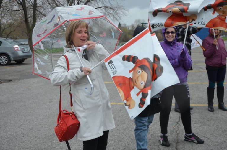 Les travailleuses des CPE de Montréal-Laval votent un mandat de grève de six jours Les membres du Syndicat des centres de la petite enfance de Montréal et Laval (STCPEML–CSN) avaient manifesté en distribuant des tracts, le 2 mai.