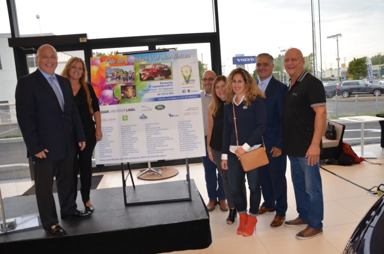 Archie Cifelli (à gauche) se retrouve avec quelques membres de son comité.