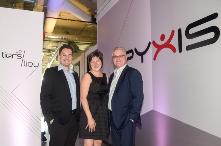Pyxis Technologies et Le Tiers Lieu inaugurent leurs bureaux communs Daniel Leclair, président de Pyxis Technologies, aux côtés de Marie-Anne Perreault et Jonathan Falardeau, présidents-fondateurs du Tiers Lieu.