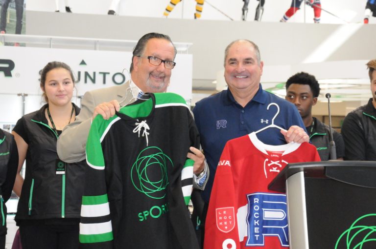 Le plus grand magasin de sport investit 15 M$ au Centre Laval Norman Décarie, PDG de SAIL Plein Air inc., à qui l'on doit la bannière Sportium, pose en présence du directeur général du Rocket de Laval, Larry Carrière.
