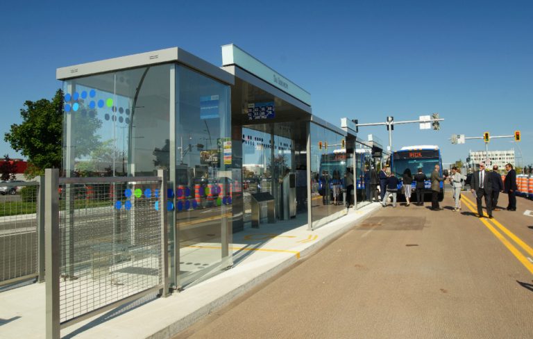 Les voies centrales du boulevard Le Corbusier devraient être en opération d'ici quelques semaines.