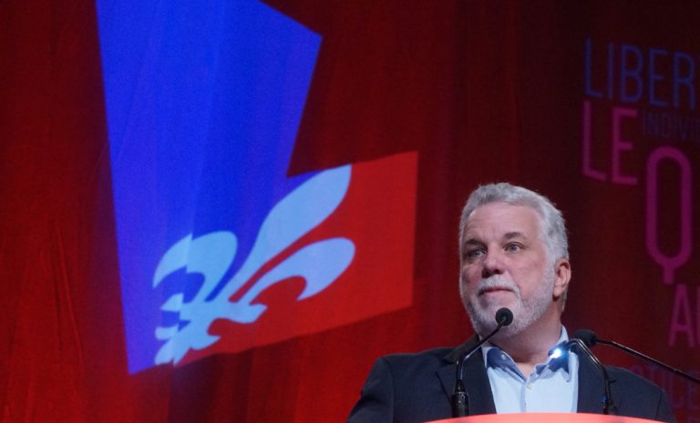 Philippe Couillard s’engage à débattre du militantisme avec sa base Le chef du PLQ et premier ministre, Philippe Couillard, a mis la table à la période d'étude des résolutions régionales en faisant l'éloge du militantisme politique.