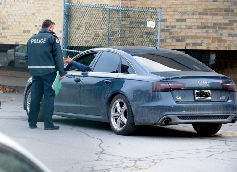 Après des moyens de pression controversés, les policiers sont de retour à une action jugée acceptable par les parties.