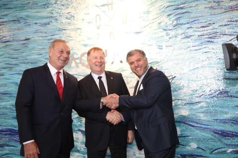 Guy Lafleur en présence du maire Marc Demers et du président de Garabedian Development derrière le projet résidentiel Aquablu, John Garabedian.