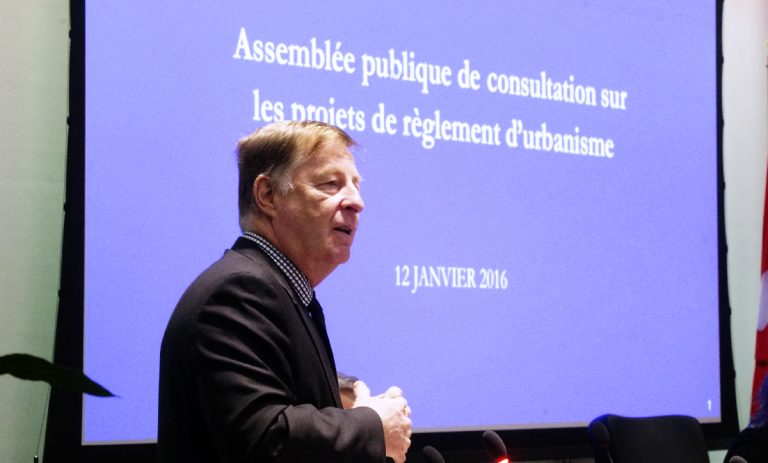 Le maire Demers a répondu aux questions des citoyens venus entendre le projet de règlement aux abords de la Place Bell, en lien avec le manque de stationnement dans le secteur.