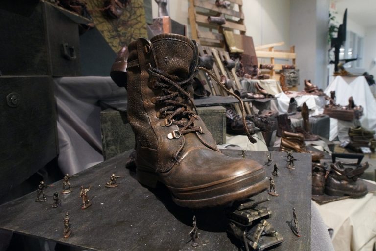 Des élèves d’Horizon Jeunesse exposent leurs œuvres Les souliers représentent la quête d'identité de deux êtres diamétralement opposés