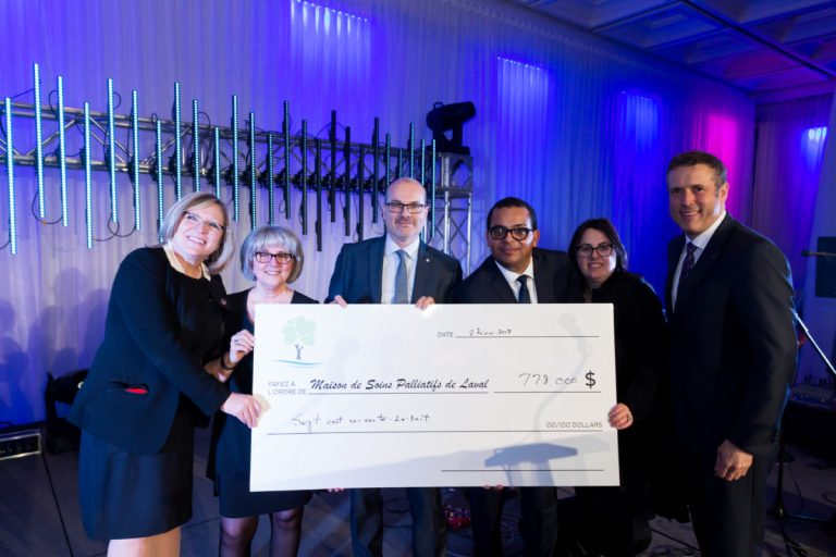 La Maison de soins palliatifs de Laval reçoit 778 000 $ Ont dévoilé le chèque au montant de 778 000 $, dans l'ordre habituel, la ministre régionale Francine Charbonneau, la directrice générale de la Maison de Soins Palliatifs de Laval, Pauline Gilbert, le président du conseil d'administration et directeur général des Caisses Desjardins des Mille-Îles et Vimont-Auteuil, Sylvain Filion, le maître de cérémonie de la soirée-bénéfice, Gregory Charles, la vice-présidente Alfred Dallaire MEMORIA, Julia Duchastel, et le président Banque Nationale Gestion privée 1859, Éric Bujold, tous deux coprésidents d'honneur de la Soirée gastronomique.