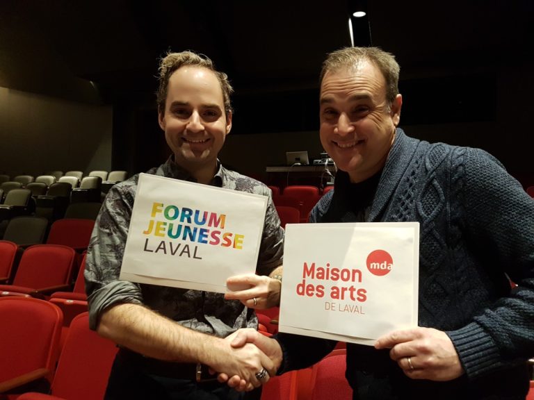 Concours pour favoriser la participation culturelle des jeunes Alexandre Warnet, président du Forum jeunesse Laval, et François Hurtubise, coordonnateur de la MDA.