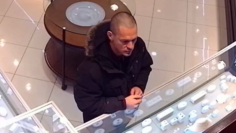 Suspect d’une tentative de vol recherché Le suspect est allé à deux reprises dans la bijouterie pour commettre son méfait.