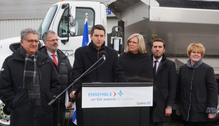 Plus de 60 M$ pour 10 chantiers sur le réseau routier lavallois André Fortin, ministre des Transports, a annoncé un investissement majeur pour le réseau routier. Il est entouré des députés lavallois Francine Charbonneau, Monique Sauvé, Jean Rousselle, Jean Habel et Guy Ouellette.
