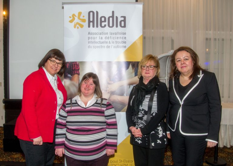 Louise Lortie, présidente de la Commission scolaire de Laval, Mélanie Bastien-Ouimet, Louise Bastien, présidente du CA, et Safae Touimi, directrice générale, ont assisté au dévoilement des nouveaux nom et logo.
