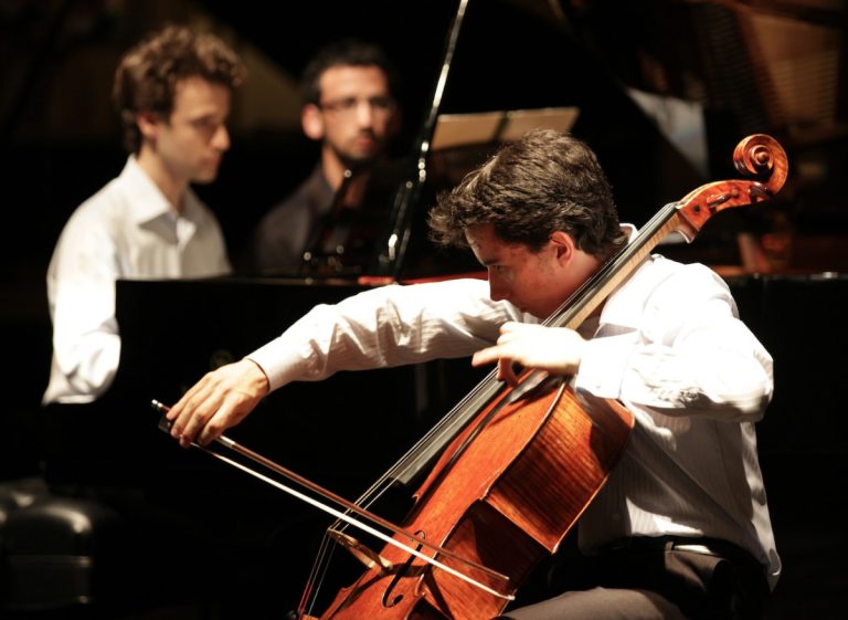 Stradivarius et âme russe avec Stéphane Tétreault et l’OSL Stéphane Tétreault joue avec le violoncelle Stradivarius «Comtesse de Stainlein, Ex-Paganini», de 1707, qui lui est prêté par la mécène Jacqueline Desmarais.