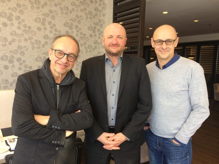 Les coprésidents d'honneur Marcel Leboeuf et Stéphan Derome aux côtés du directeur général du Théâtre Bluff, Mario Borges.