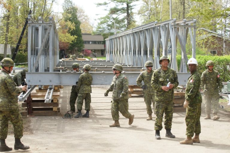 Remplacement d’un pont à l’Île-Verte Une trentaine de militaires spécialisés en ingénierie s'emploient actuellement à l'assemblage et la mise à niveau d'un pont temporaire sur l'Île Verte.