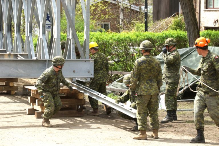 Pont temporaire à l’île Verte: une question de jours Une fois assemblé et installé tout juste à l'ouest du ponceau existant, mais impraticable en raison de l'érosion due à la forte crue printanière, le nouveau pont temporaire reliera à nouveau la rue comtois en enjambant le bras de la rivière des Prairies dans l'extrême pointe ouest de Laval.