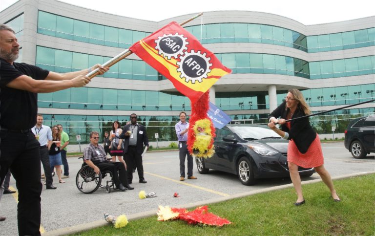 Les fonctionnaires ont démontré leur mécontentement en frappant sur une piñata en forme de phénix, du nom du système de paye défaillant du gouvernement fédéral.