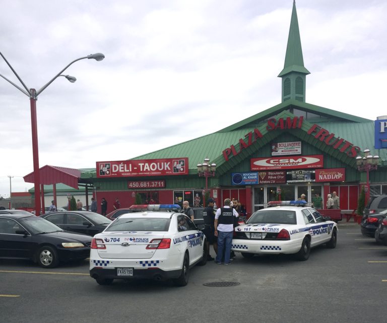 Les policiers procèdent à l'arrestation de deux jeunes pour non-respect de condition.