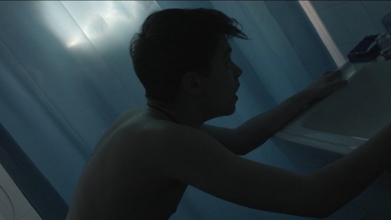 Premier prix et premier festival international pour Alexandre Vaillancourt Le film aborde l'homophobie réalistement, sans fard.