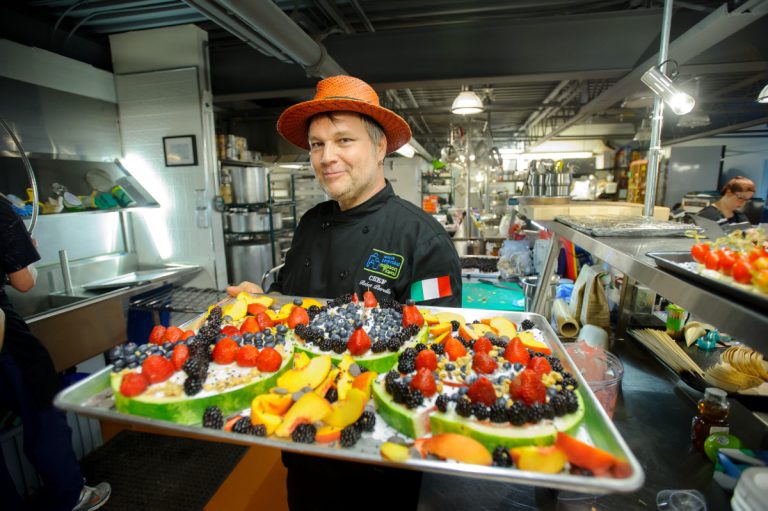Robert Petrella, chef Bob de Moisson Laval, prépare les menus au Centre de bénévolat de Laval.