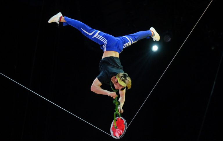 En début de journée, c'est le spécialiste du fil mou Qiu Jiangming qui a débuté la séance de validation technique sur la grande scène.